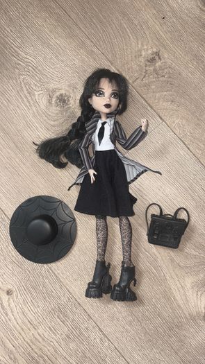 Monster high house with 5 dolls and all accessories