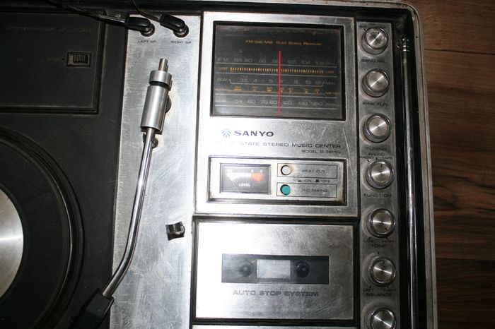 Vintage Sanyo Portable Briefcase Stereo Music Centre MODEL G - 2615N (in working order)