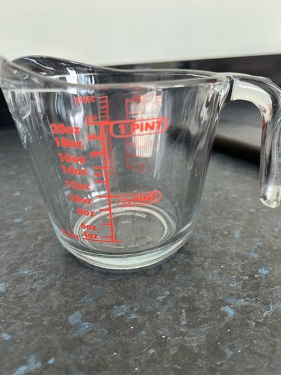 3 glass measuring jugs / Pyrex /