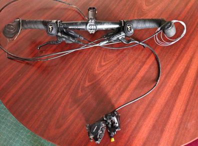 Flat bar with Shimano hydraulic brakes and shifters