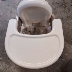 Summer Infant - baby Feeding Chair, removable table and foldable legs