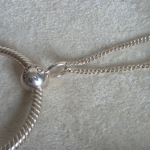Pandora large O pendant necklace size ajustable. Very good condition