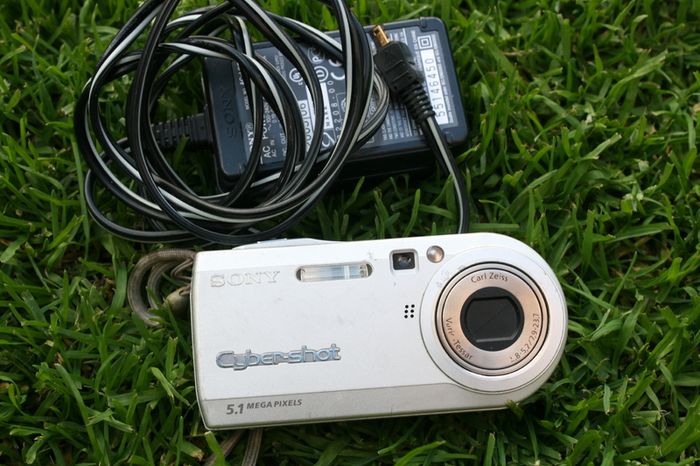 Sony Cyber-shot DSC-P100 5.1MP Digital Camera, Battery & Charger | Working