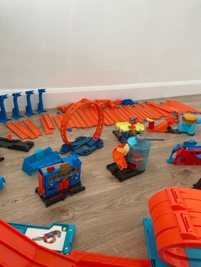 Large Hot Wheels Bundle. Tracks, Playsets & Accessories
