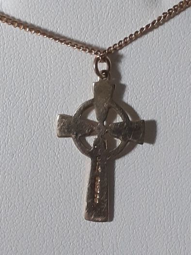 9 carat gold pendant and chain