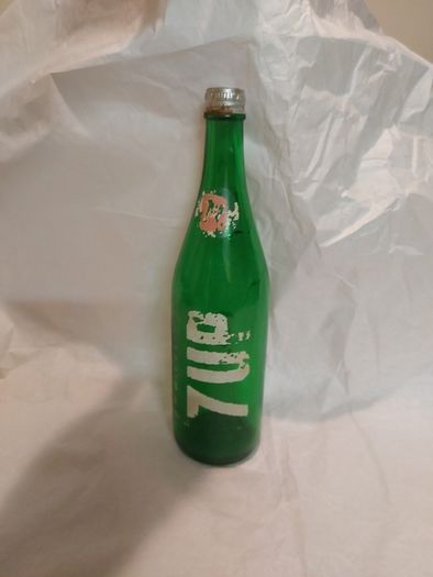 7up bottle with cap,used condition,nice advertising, price includes post to anywhere in Ireland thank you,see pictures,