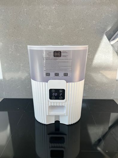 Automatic Cat Food Dispenser