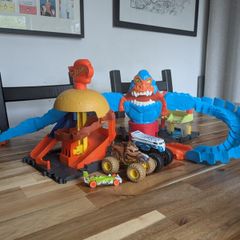 3 x Hot Wheels City sets and cars