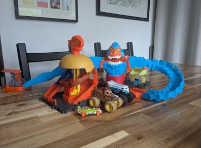 3 x Hot Wheels City sets and cars