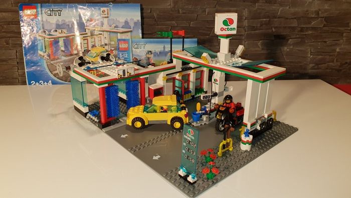 Lego City Service Station 7993 Full Set with car wash!