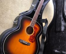 Guild Jumbo F250E + Hardcase