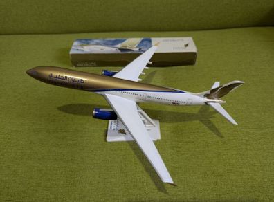 Gulf Air 1:200 scale model airplane, Airbus A330 aircraft