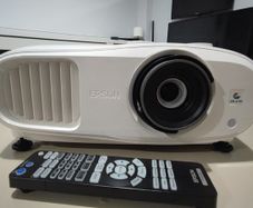 Epson Eh-tw7000 Projector, 4k, Wifi, Bluetooth, 3000 Ansi Lumens