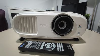 Epson Eh-tw7000 Projector, 4k, Wifi, Bluetooth, 3000 Ansi Lumens
