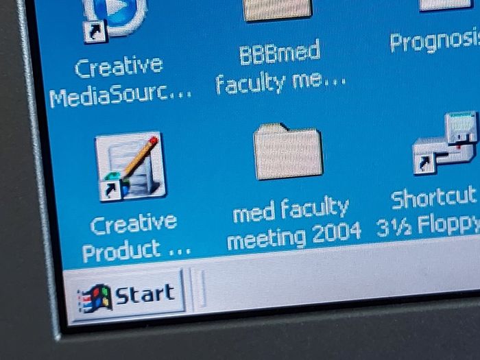 Rare Vintage Fujitsu Siemens Lifebook, E Series, FPC07048B Part number CP127259, Running Windows 2000 Professional, uses 3.5 floppy disk, 20GB HDD, amd all the connecting Ports from 30 years ago Era