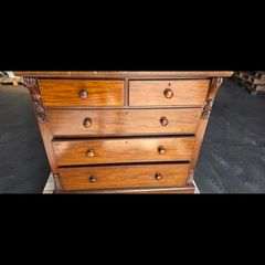 Solid chest of drawers