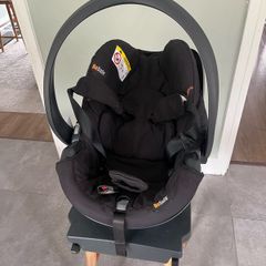 BeSafe iZi Go Infant Car Seat and ISOfix base