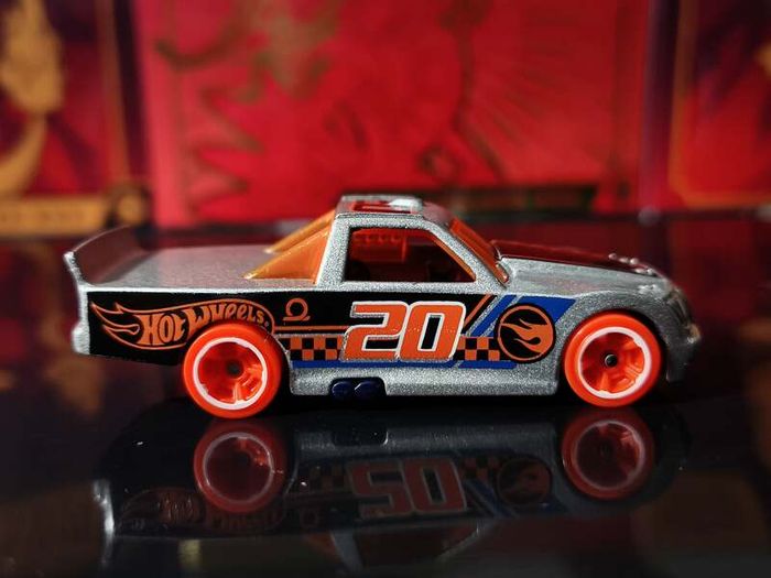 Circle Trucker ! TREASURE HUNT ! from Track Stars Series ! 2010 ! Hot Wheels ! Mattel !