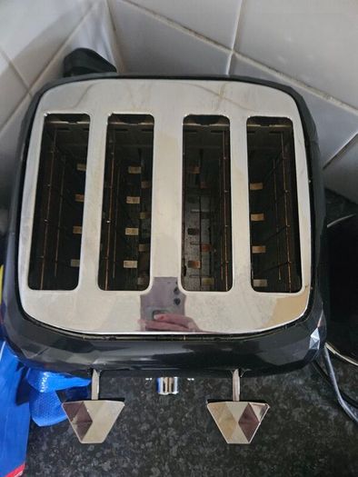 black kettle and toaster
