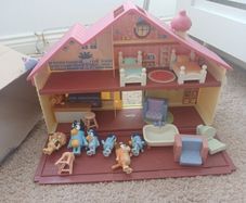 Bluey house with figures