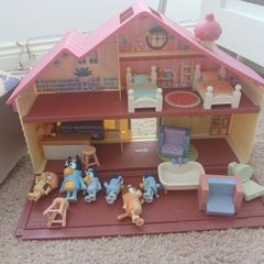Bluey house with figures