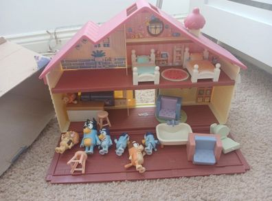 Bluey house with figures