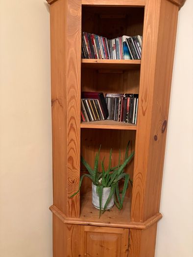 Corner Oak unit with storage in excellent condition