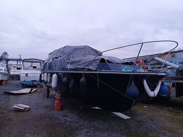 Boat, cruiser 28 ft