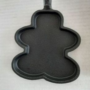 New Cast iron skillet pan