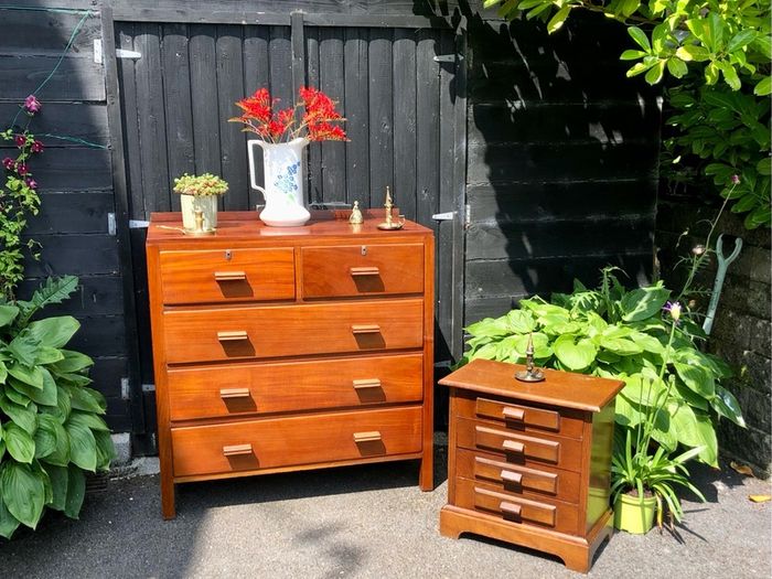 chest of drawers