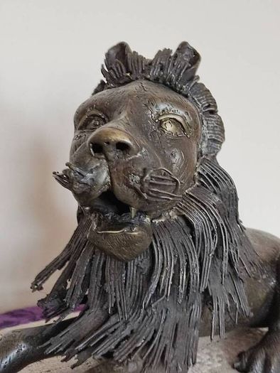 Large sculpture of bronze Lion.Weight: 7.450 kg