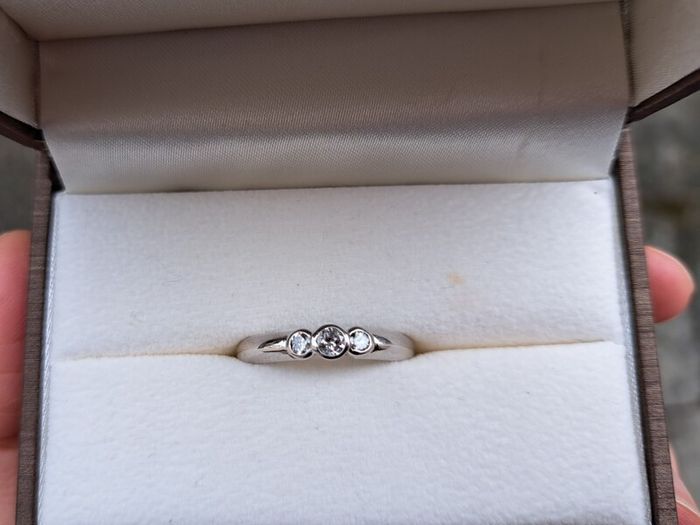 18ct white gold diamond ring 3 stones