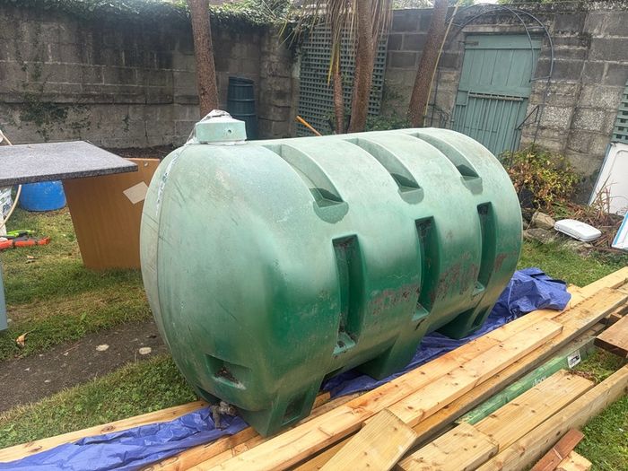 Oil tank