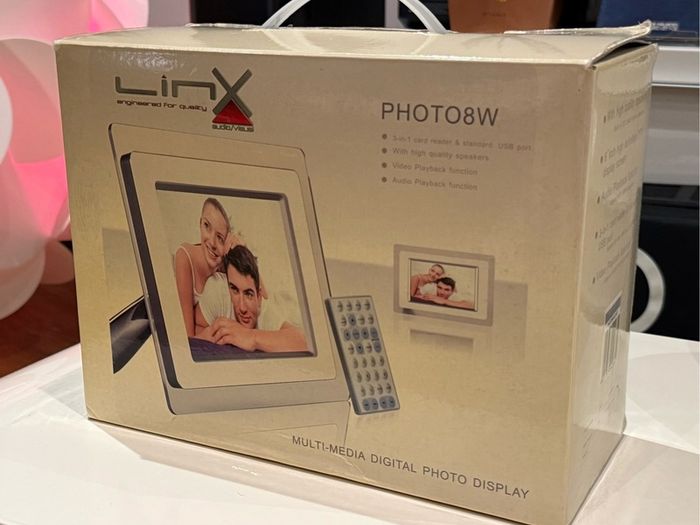 Linx PHOTO8W 8 inch Digital Photo Frame - Brand New