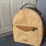 Genuine Michael Kors bag in perfect condition. It can be worn in two ways, as a backpack or over the shoulder. Stylish and versatile, with no signs of wear. Image 7