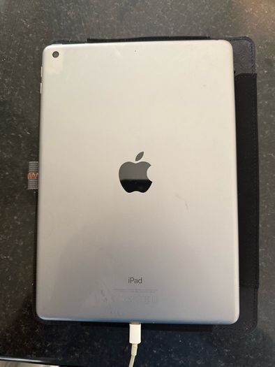 Apple iPad 5th Generation 32GB WiFi Case Included