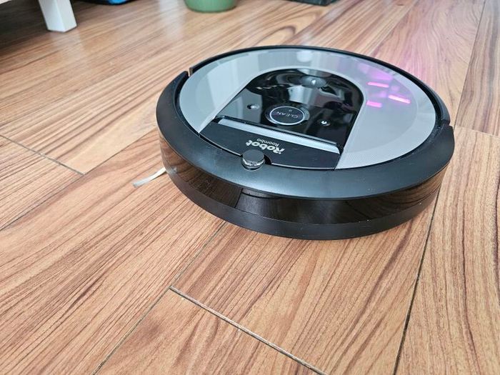 iRobot Roomba i7 Smart Robot Vacuum
