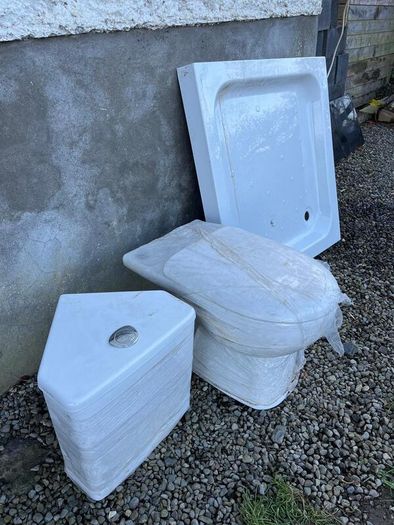 Impulse corner toilet and shower tray