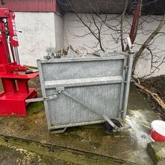 Calf dehorning crate