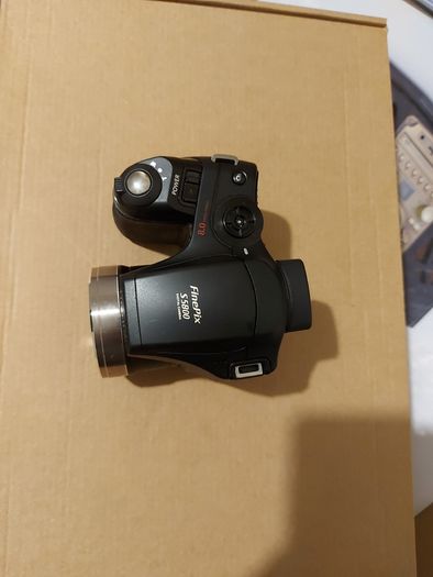 Fujifilm FinePix S5800 Digital Camera, Takes 4 AA Batteries, not powering on, for parts or repair