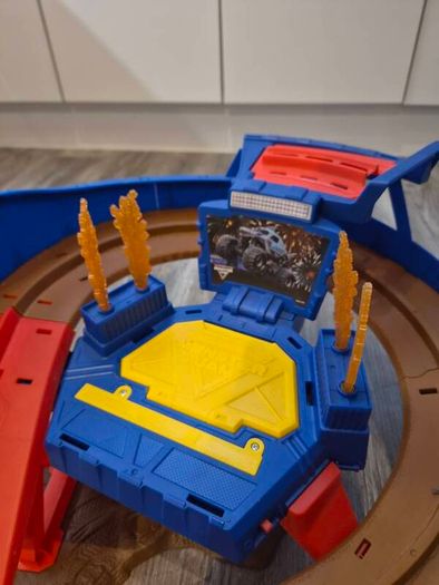Monster truck race track (monster jam)
