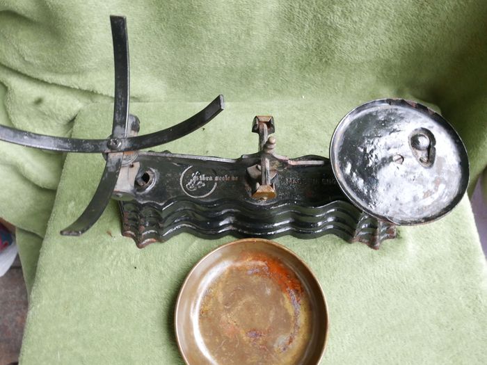 Vintage Libra Scale Co. Made In England Black & Gold Balance Weighing Scales Kitchen Baking Cast Iron Brass Metalware Heavy Antique