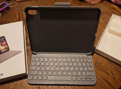 Logitech Folio iPad 10th keyboard case