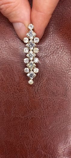 Vintage jewelry is sold individually for 5 to 10 euros