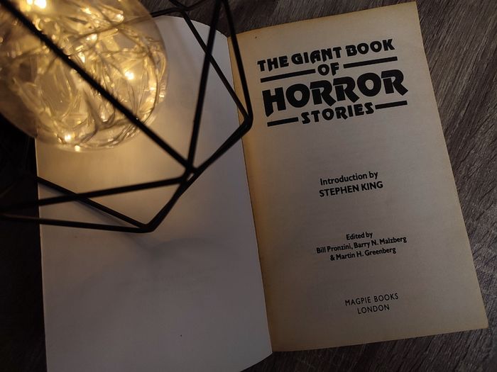 The Giant Book of Horror Stories ! Introduction by Stephen King ! 1994 ! by The Book Company !