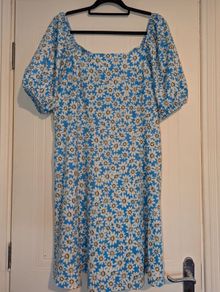 Beautiful daisy print floral midi dress
