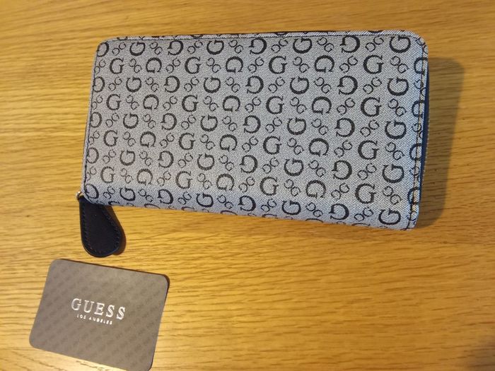 Guess Brand Ladies Purse / Wallet.