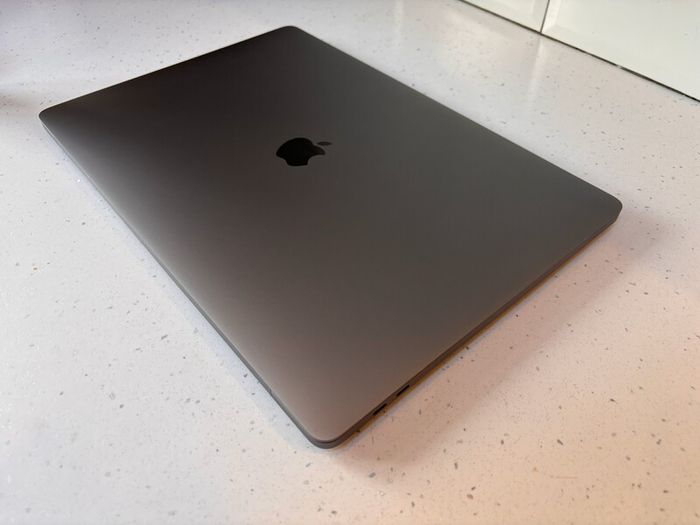 MacBook Pro 15-inch Excellent Condition (21 Battery Cycle Count)