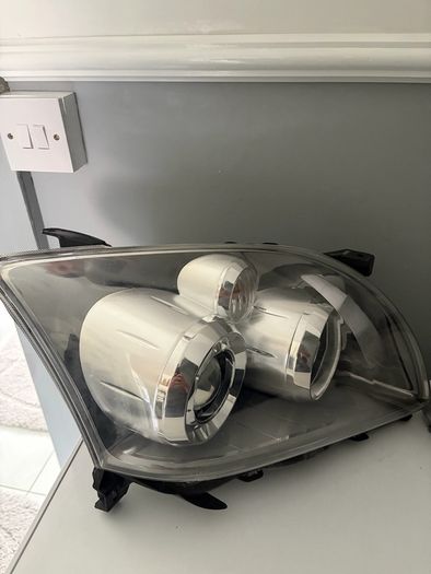 toyota avensis headlights