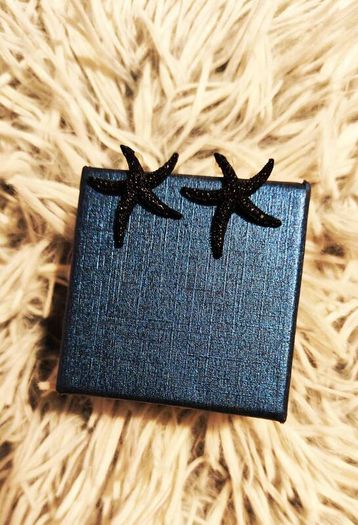 Small Shiny Earrings with Black Starfish Motif Elegant Minimal Style
